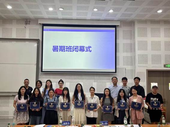 为学员颁发结业证书 &nbsp;杨淑杰 摄